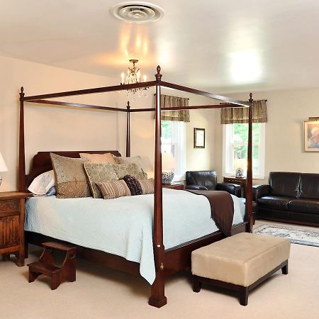 1795 Acorn Inn Bed And Breakfast Кенъндейгуа Екстериор снимка